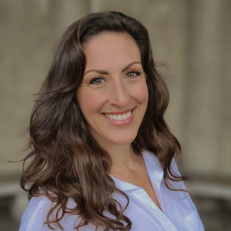 Headshot of Brandi DeCarli 